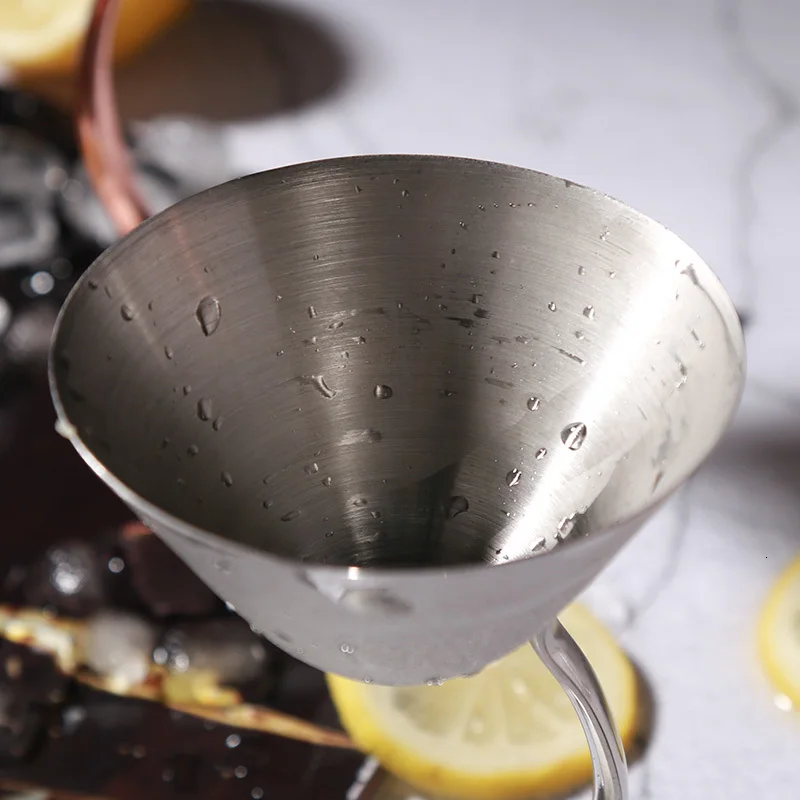 Элегантный металлический бокал для мартини с изогнутой ножкой из нержавеющей