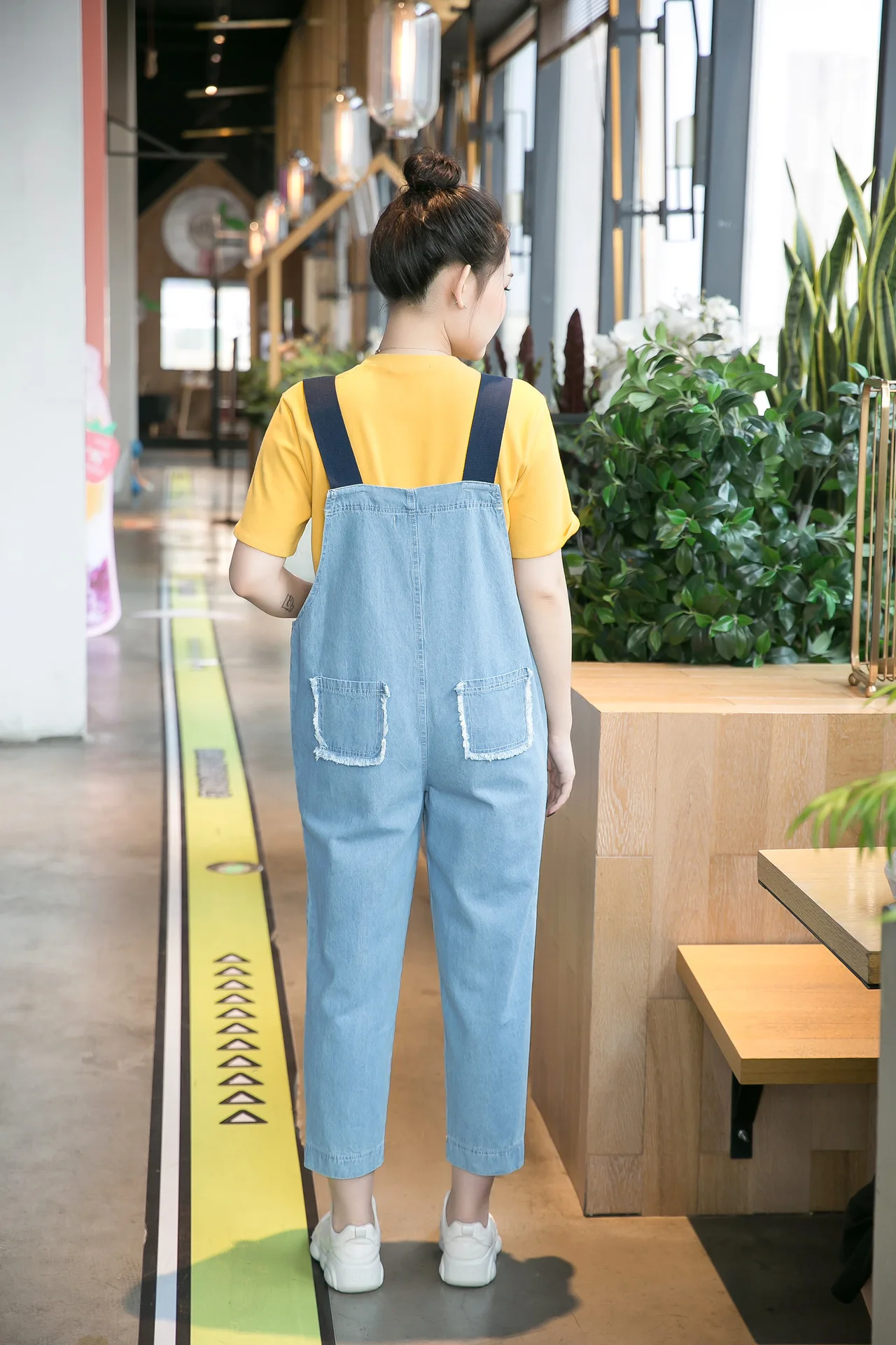 Комбинезон джинсовый женский оверсайз с карманами модные облегающие брюки