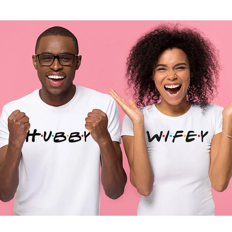 Camiseta de algodón de estilo Hubby Wifey Friends para pareja, ropa de amante, camiseta Unisex de talla grande, camisetas a juego para marido y mujer
