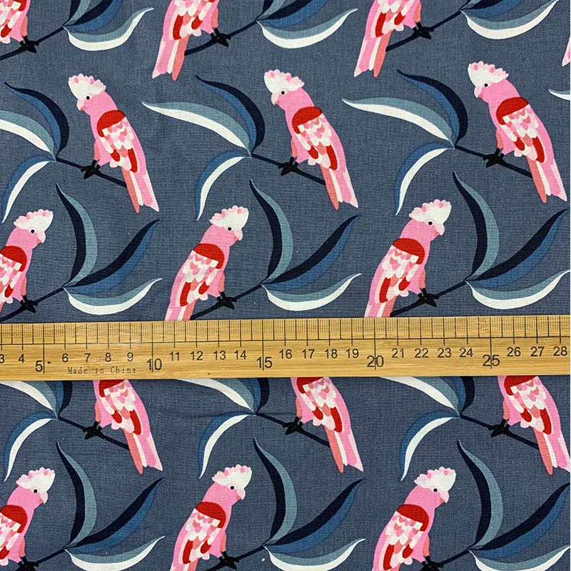 Красивая ткань из 100% хлопка с рисунком розового попугая серой нитью цифровая