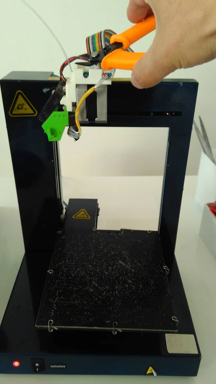 Инструмент для 3D-принтера прочный и без повреждений. Острые плоскогубцы клещи