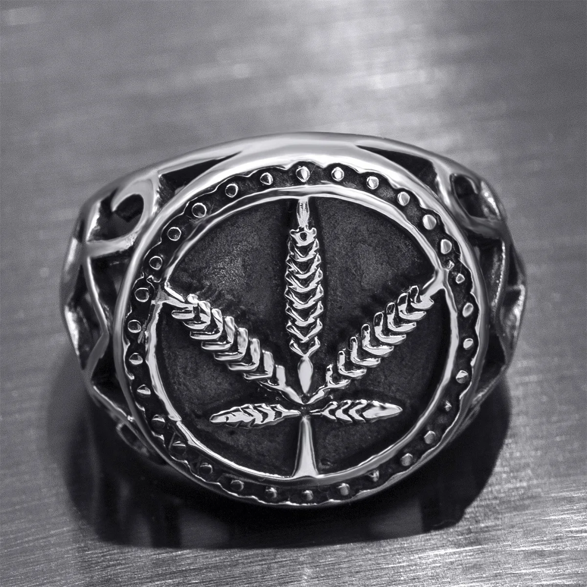 

Vintage Hollow Round Maple Leaf Signet Finger Rings Men Stainless Steel Weed Hemp Cannabises Signet Ring Men's Rock Biker Ring