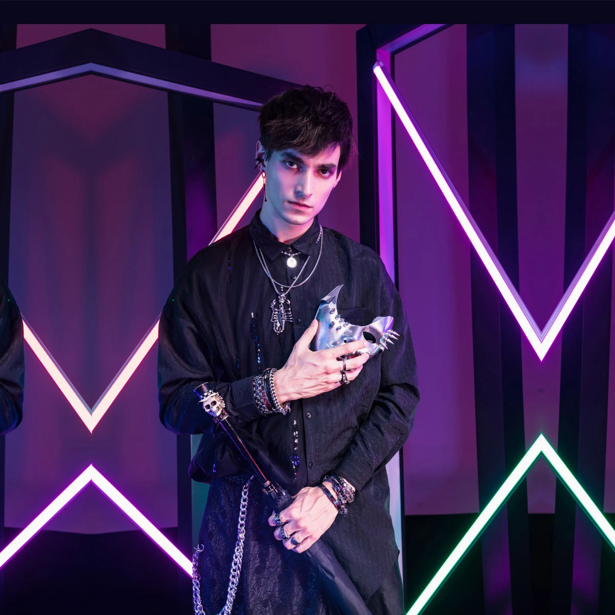 

Бесплатная доставка, новинка, Мужская модная черная блестящая в ночное время, Весенняя Свободная рубашка для ночного клуба с длинными рукав...