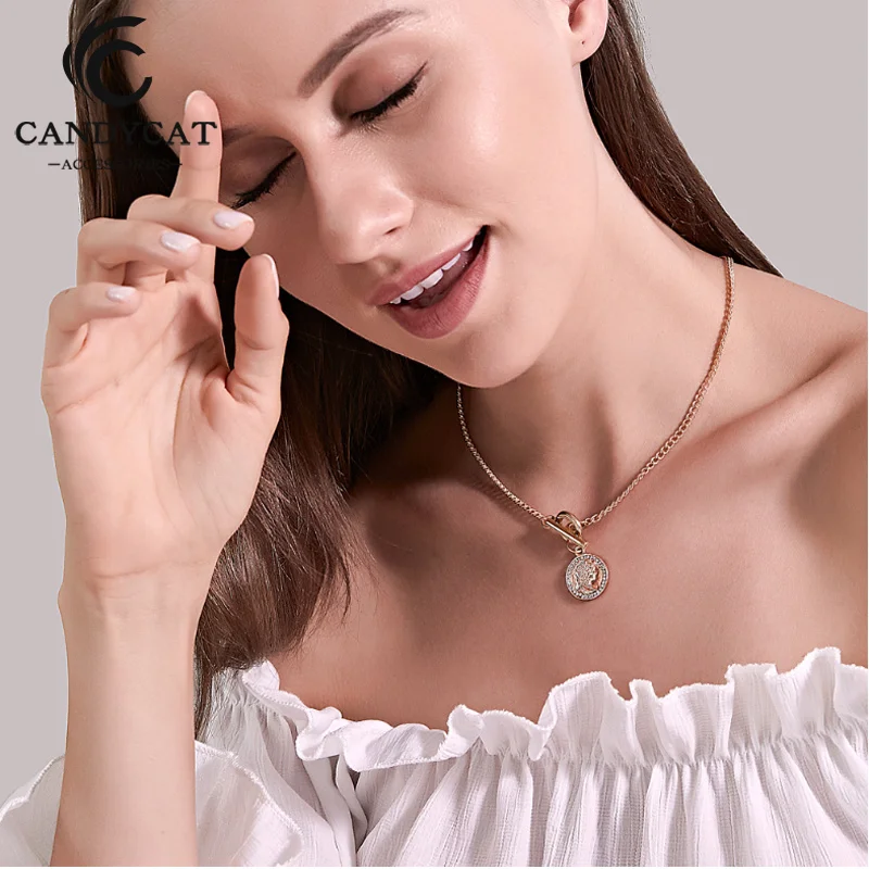 

Vintage Queen Avatar Necklace for Women Metal Texture Short Personality Choker Necklace Retro Straight Buckle Clavicle Chain