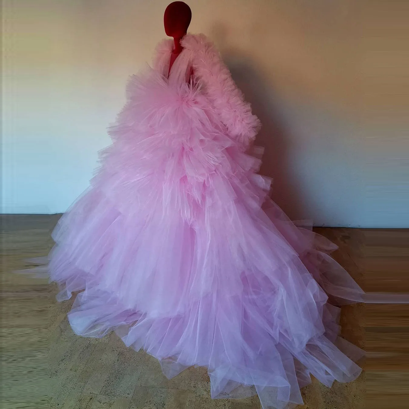 

Платье для выпускного вечера с глубоким V-образным вырезом и длинным рукавом