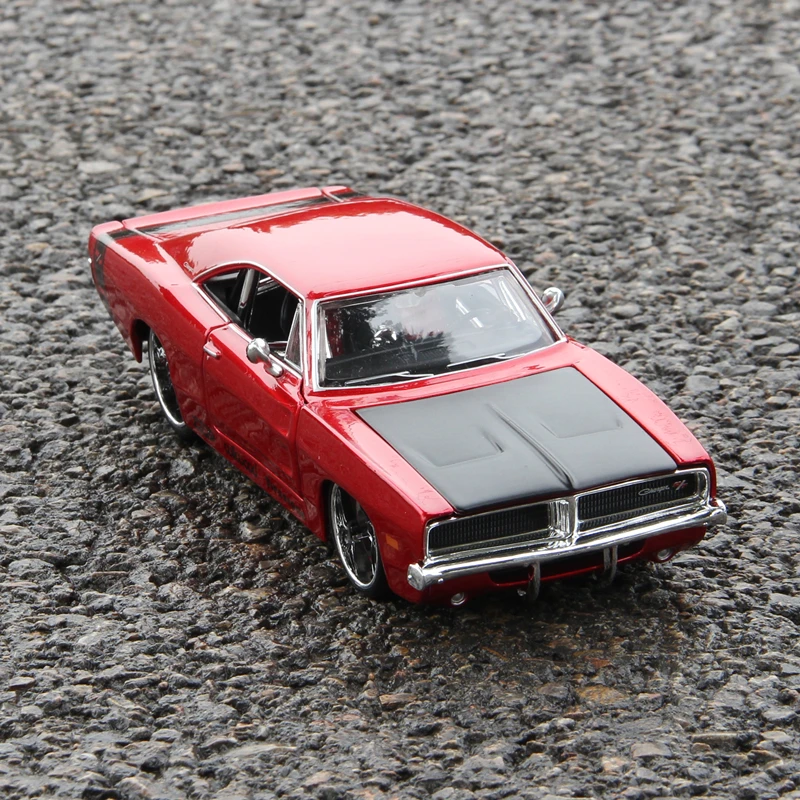 Maisto 1:25 новая горячая распродажа Dodge Challenger 2008 Модифицированная брелок для