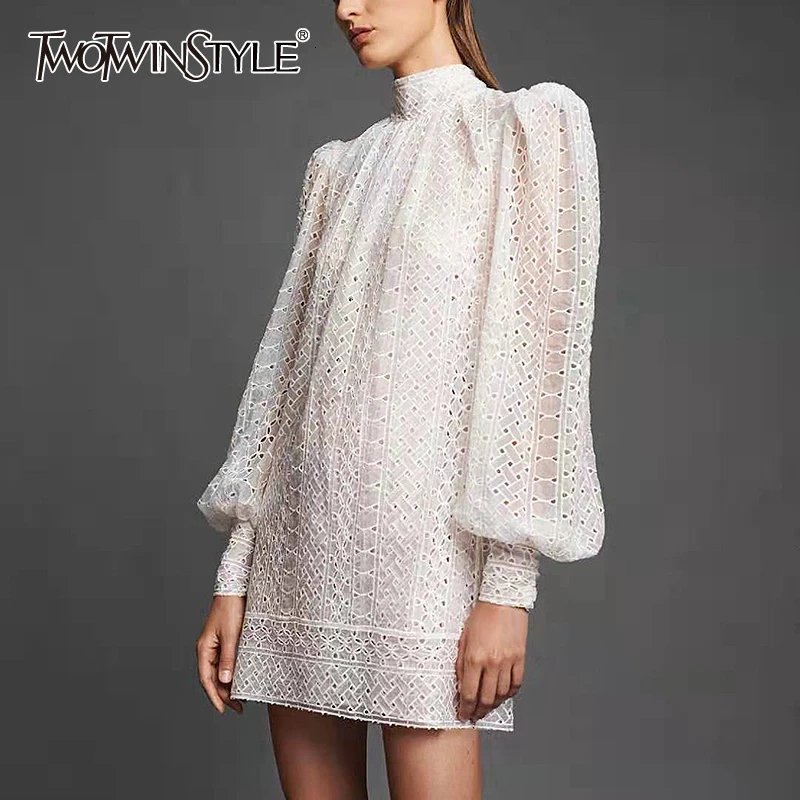 Женское ажурное платье TWOTWINSTYLE белое винтажное с пышным воротником рукавами
