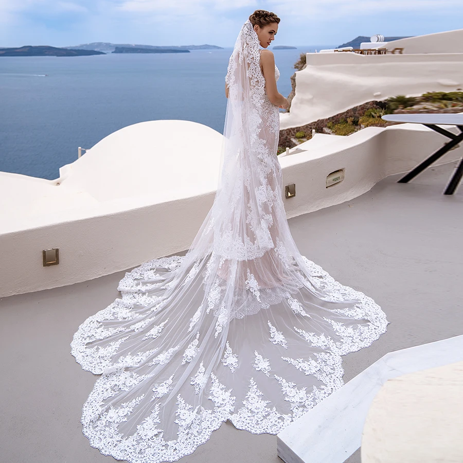 Очаровательное кружевное свадебное платье с юбкой годе открытой спиной