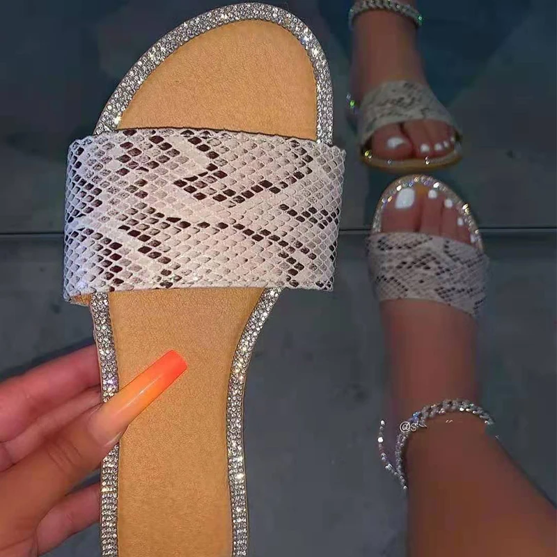 

Шлепанцы женские, леопардовые, с блестками, на плоской подошве, со стразами, лето 2021, размера плюс