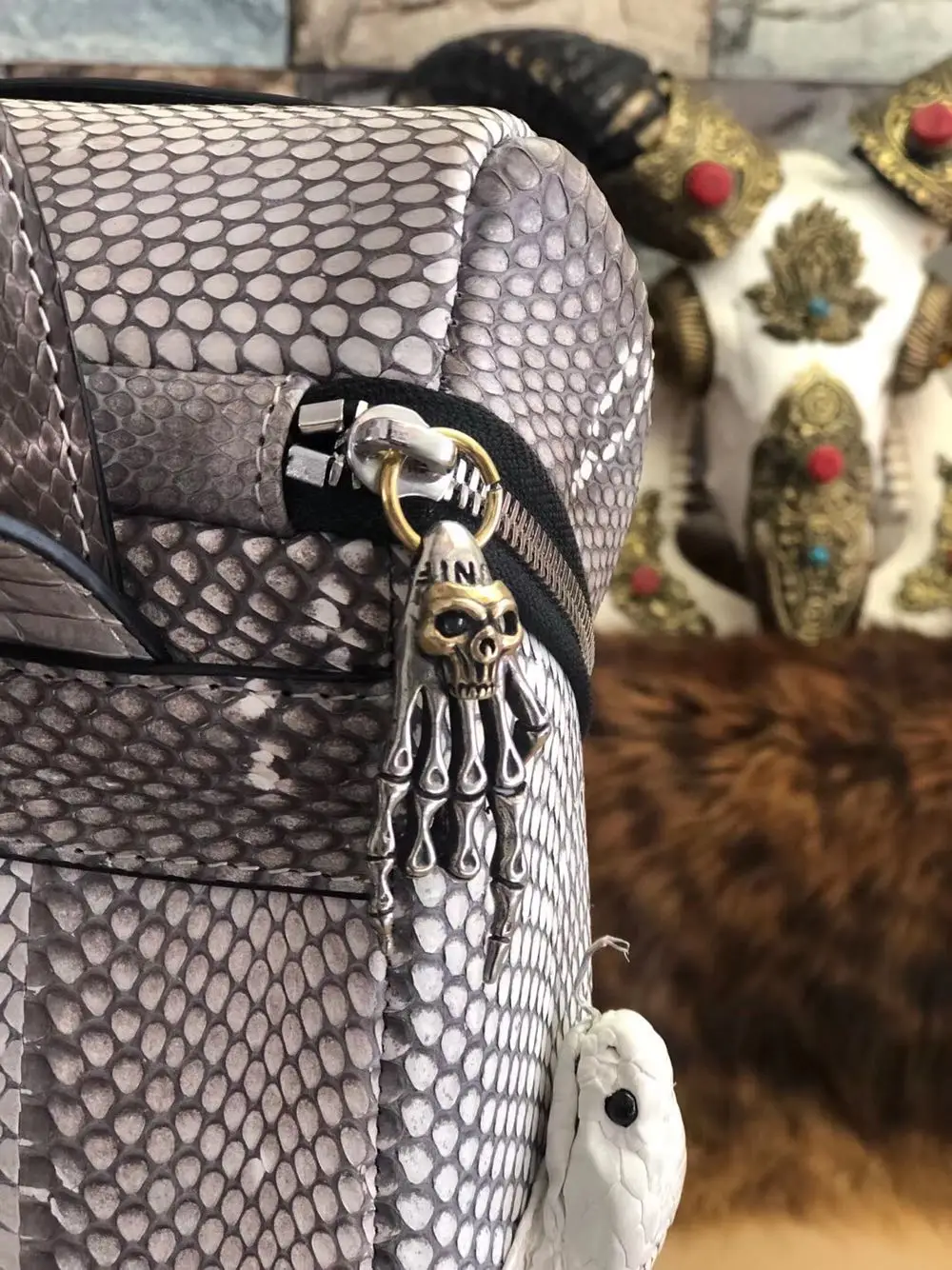 Рисунок 4 - Мужская нагрудная сумка из змеиной кожи