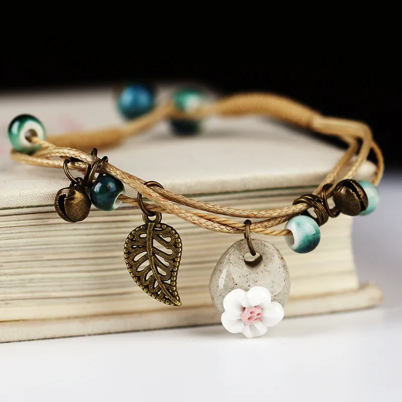 Браслет ручной работы из керамического бисера с подвеской в виде листьев |