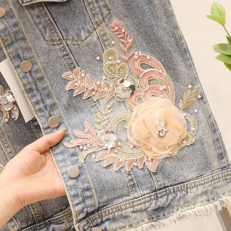 Женский джинсовый жилет облегающий без рукавов с аппликацией из бисера и цветов