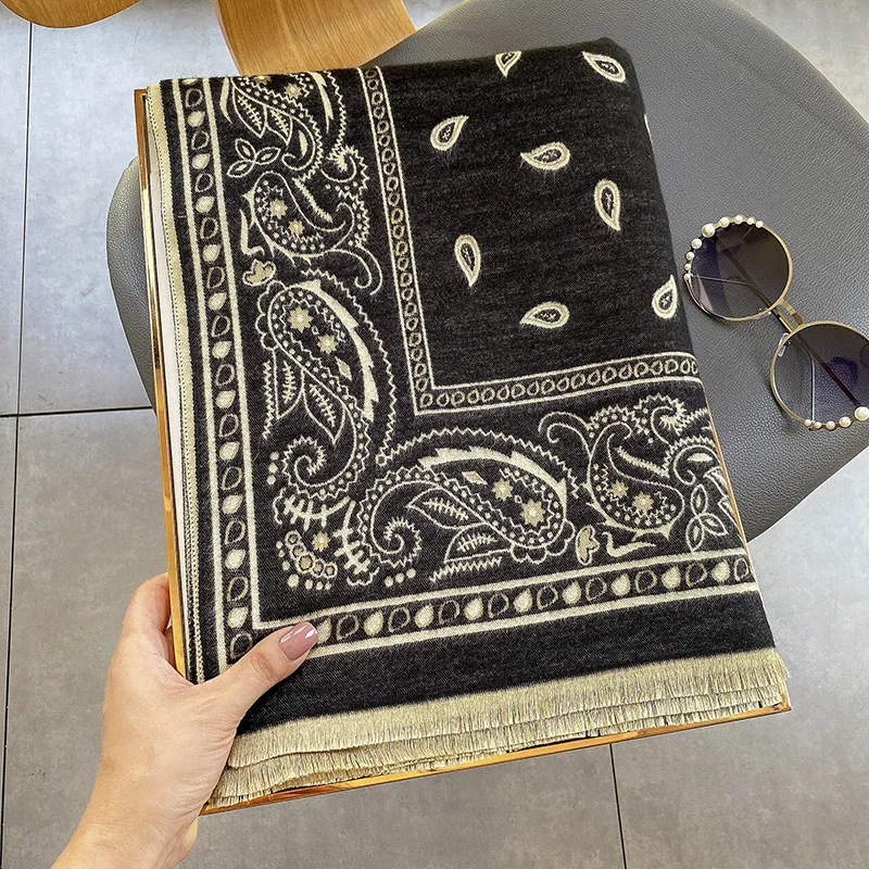 

2021 European and American autumn and winter new printed women's scarf warm cashew flower scarf thickened warm oversized shawl