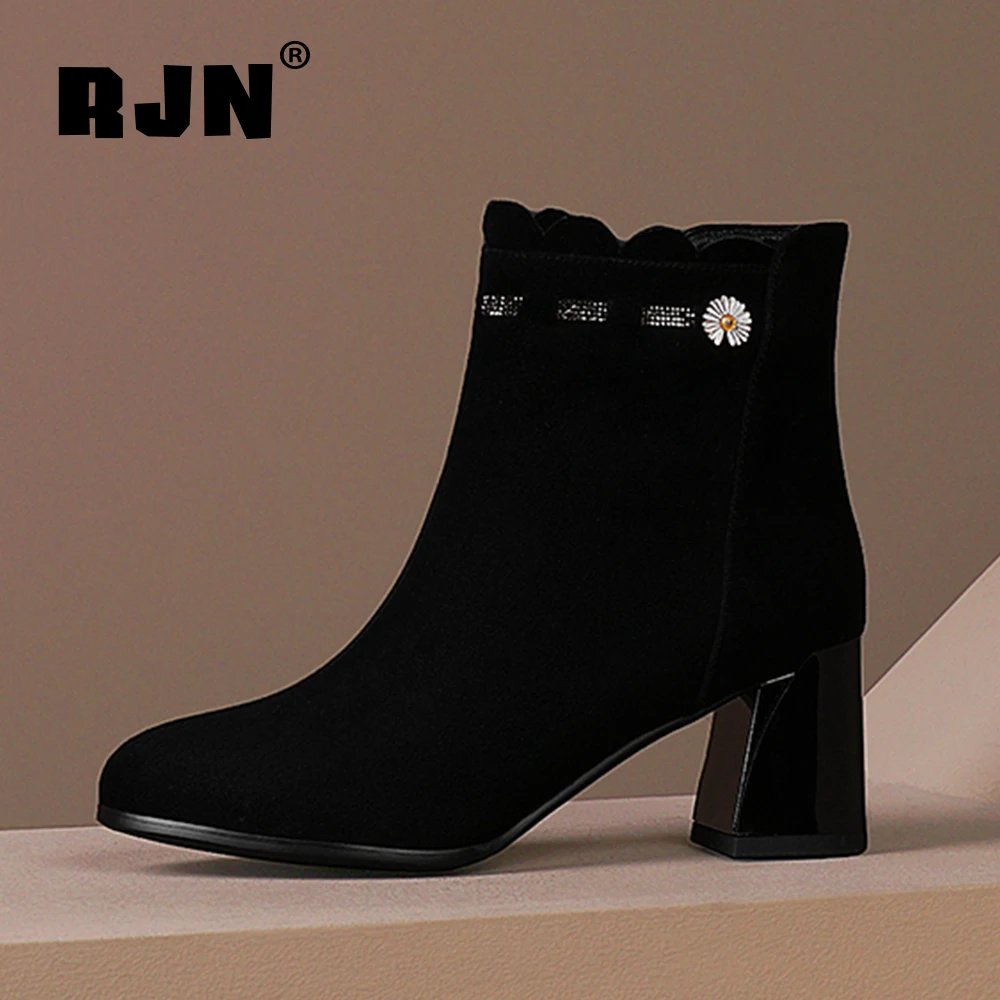 

RJN Зимние Теплые ботильоны для зрелых женщин из коровьей замши с острым носком на высоком квадратном каблуке с вышивкой короткие сапоги с пр...