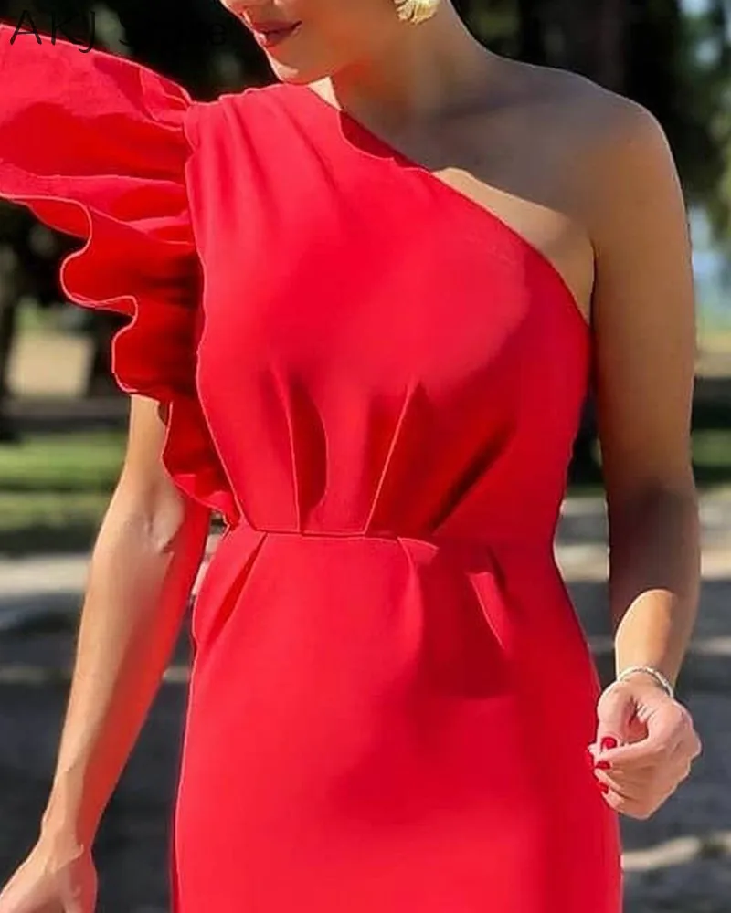 Женское повседневное однотонное облегающее платье на одно плечо с рюшами |