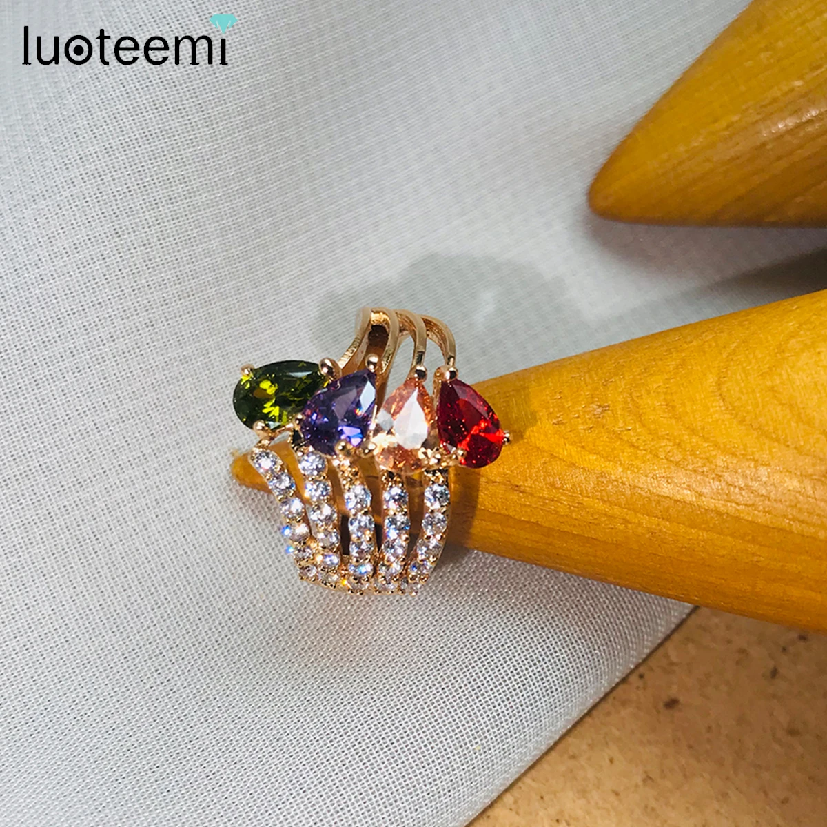 

LUOTEEMI Wholesale Jewelry Champagne Gold-Color Luxury Fashion Leaf Shape Multi Cubic Zircon Women Rings for Wedding Party