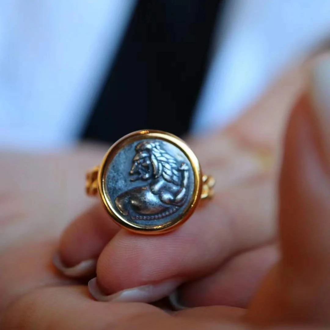 Дублирующее древнее греческое серебряное кольцо в виде льва |