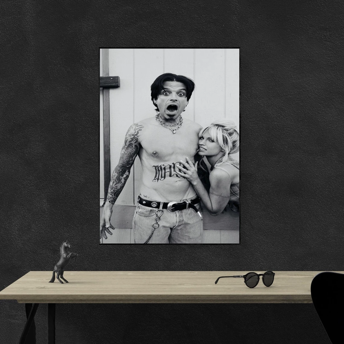 Себастьян Стэн и Лилия Джеймс в пам Томми (2022) постер из фильма домашний декор