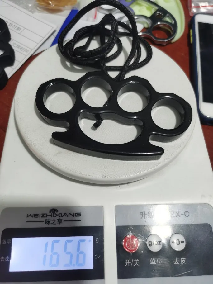 

Fidget Toys Skeleton Shape Beer Bottle Opener Window Tool Brass Knuckles Self Defense Knuckle Pendant Toy 5-hole Metal Glove