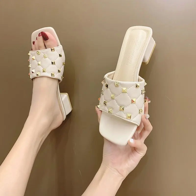 

Сандалии женские из экокожи, модные повседневные однотонные пляжные тапочки с заклепками, босоножки на лето