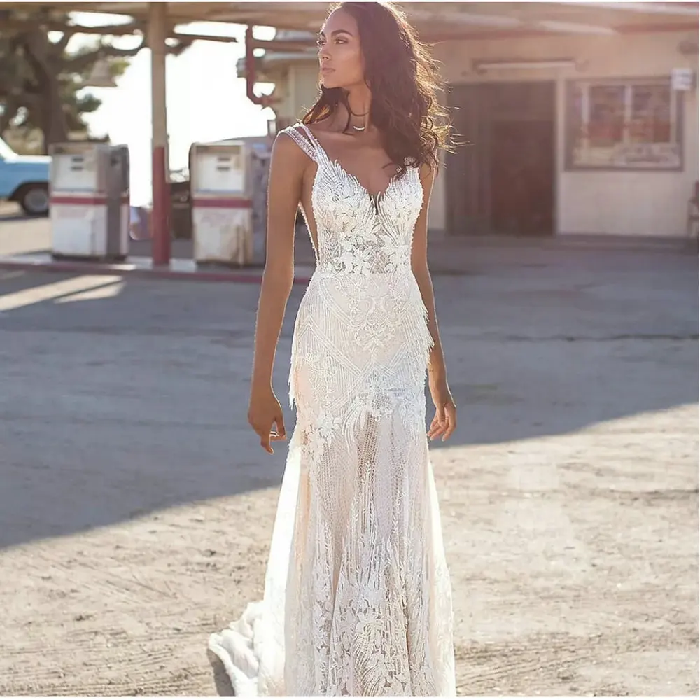 

2021 New Designs Gorgeous Mermaid Wedding Dresses V-Neck Lace Embroidery Sleeveless Open Back Sweep Train Vintage Bridal Gowns