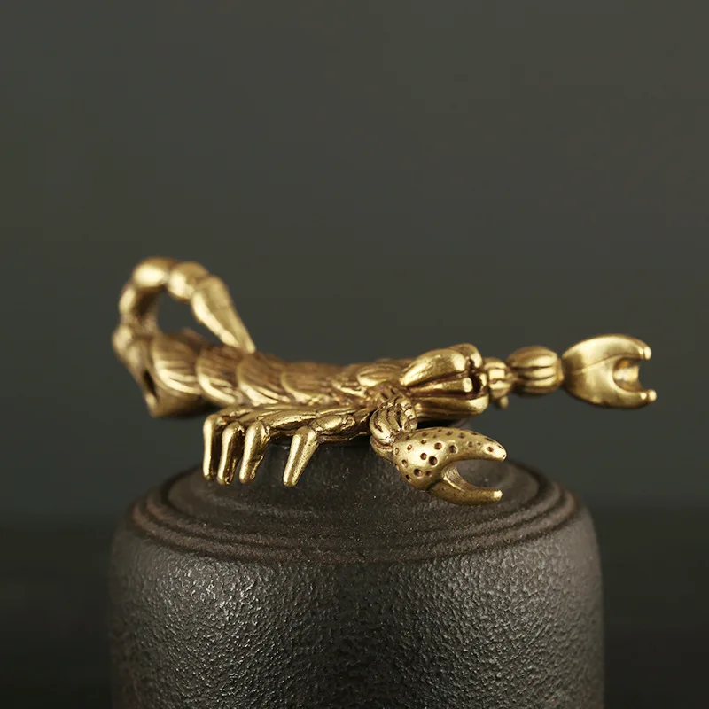 Брелок ручной работы из твердой латуни с изображением скорпиона брелок кулон