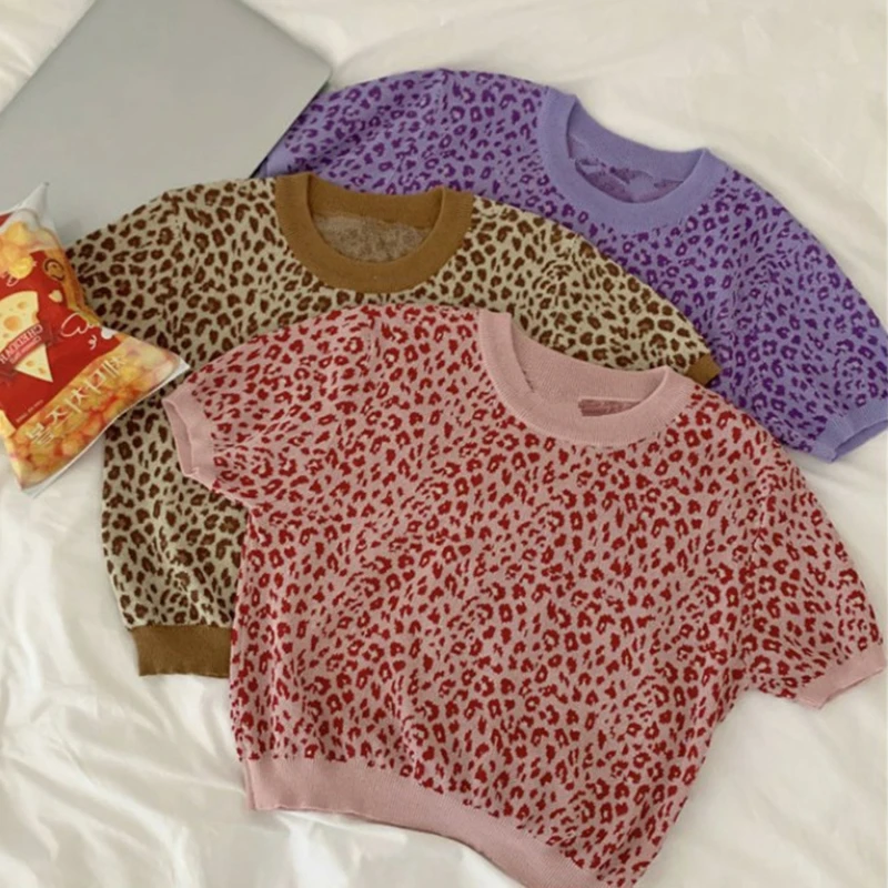 

Новинка лета 2021, шикарный модный свободный свитер в гонконгском ретро-стиле с короткими рукавами и диким леопардовым принтом, женский корот...