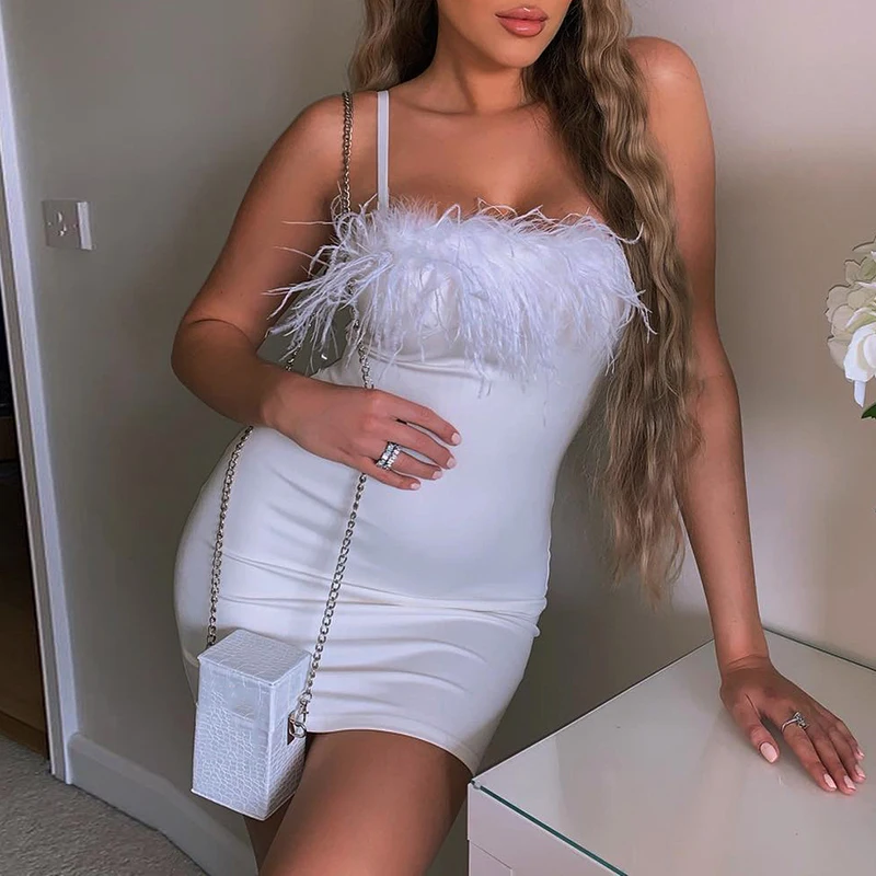 Сексуальное платье на бретельках с перьями и открытой спиной без рукавов низким