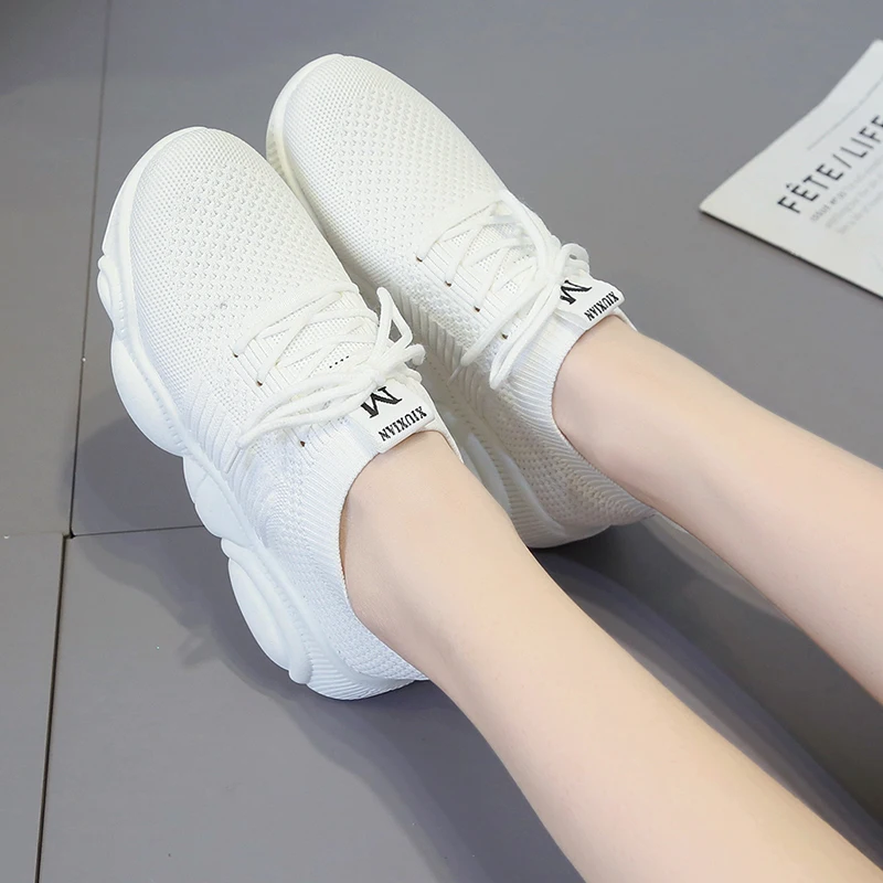 Женские розовые кроссовки с летящими тканевыми дышащими сетчатыми вставками