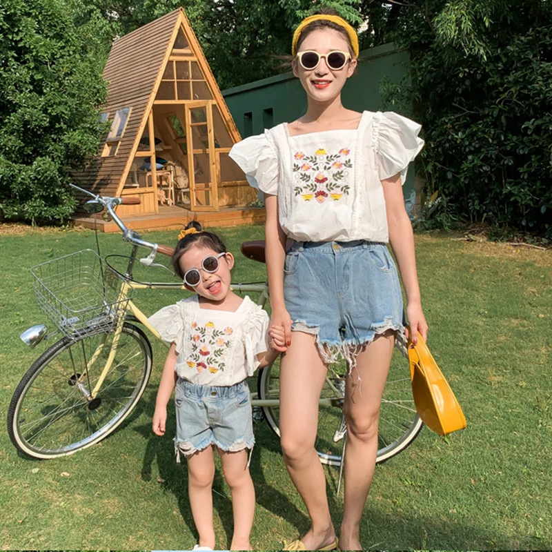 

Family Matching Clothes Fashion Mommy and Me Clothes Girl T-shirt MINI and MAMA Embroidery Family Tshirts Look Mom Mother Clothe