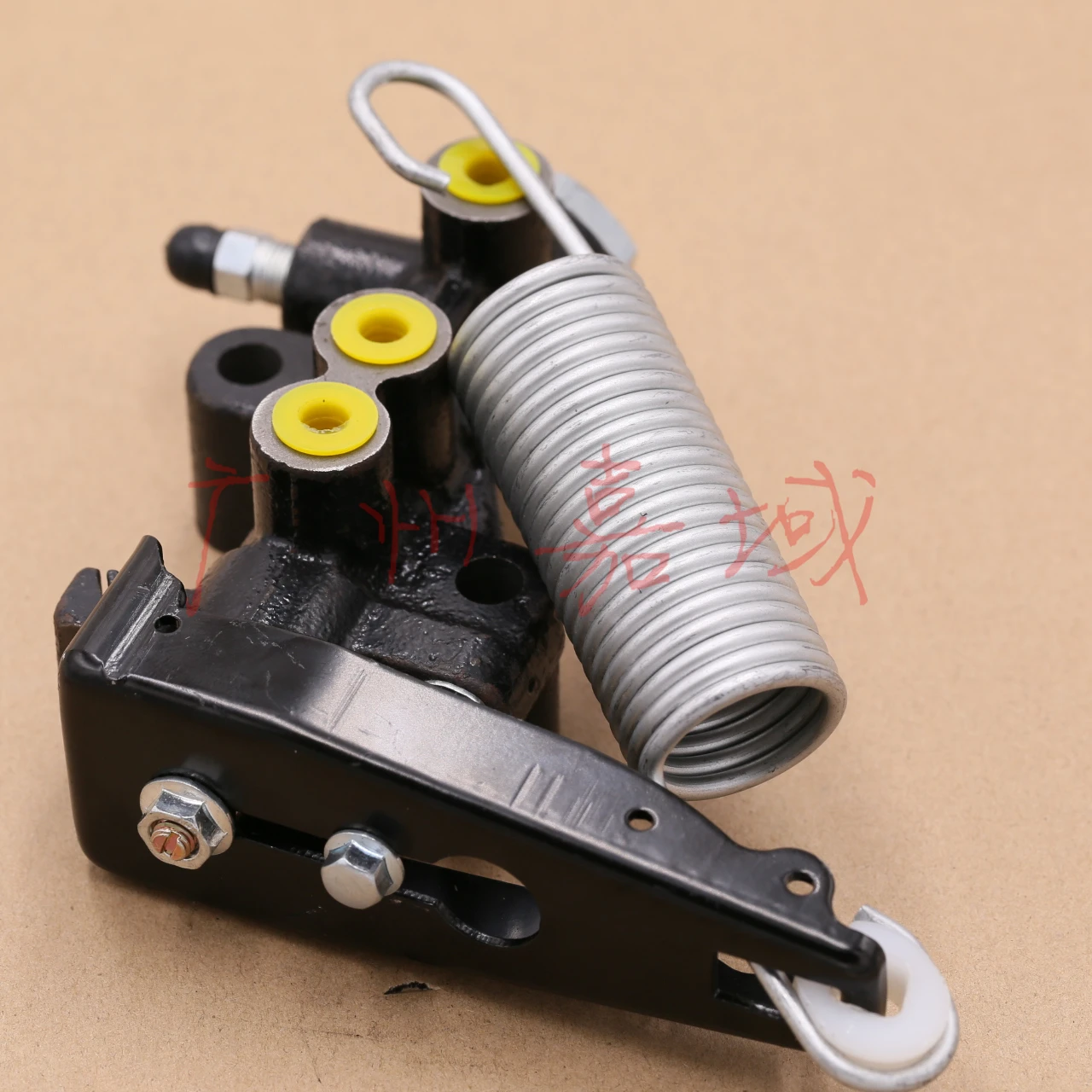 Клапан датчика нагрузки распределителя тормозов MB618320 подходит для Mitsubishi Pickup Triton