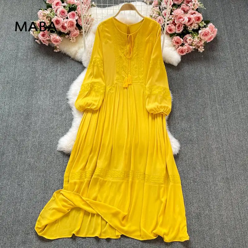 

Платье-макси с вышивкой, круглым вырезом и бахромой