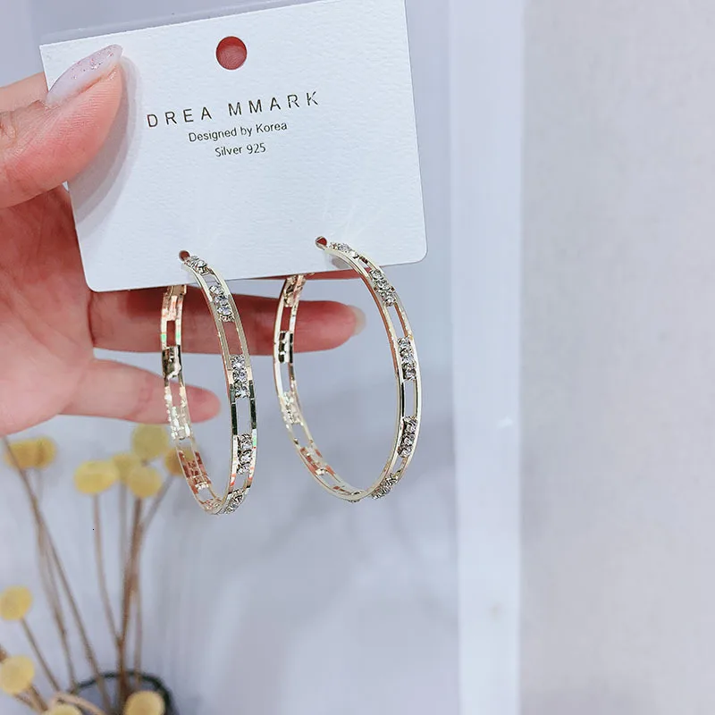 Серьги-кольца женские золотистого цвета стразы | Украшения и аксессуары