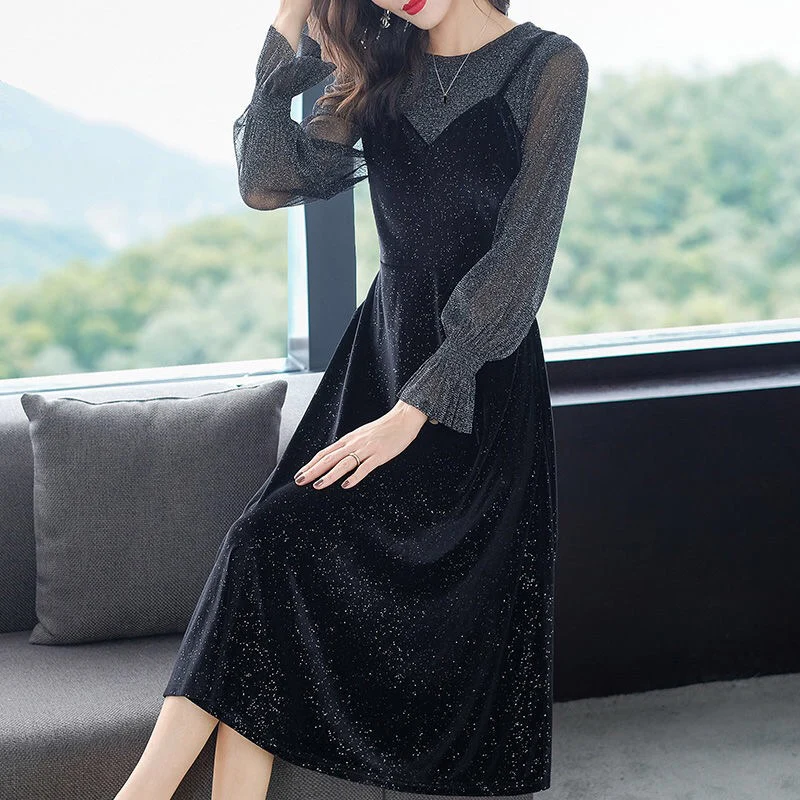 Женское вельветовое платье черное блестящее с длинными рукавами и оборками