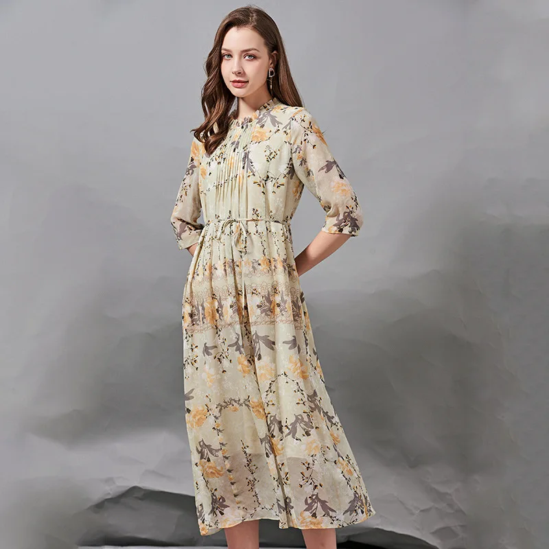 

Женское платье из шелка тутового шелкопряда с поясом и принтом