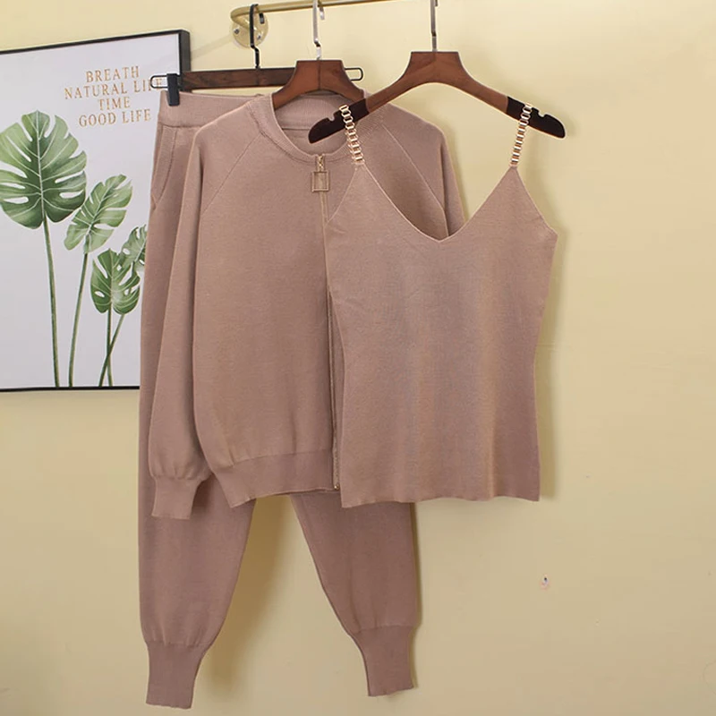 

Комплект женский трикотажный из куртки на молнии, жилета и эластичных штанов, Осень-зима