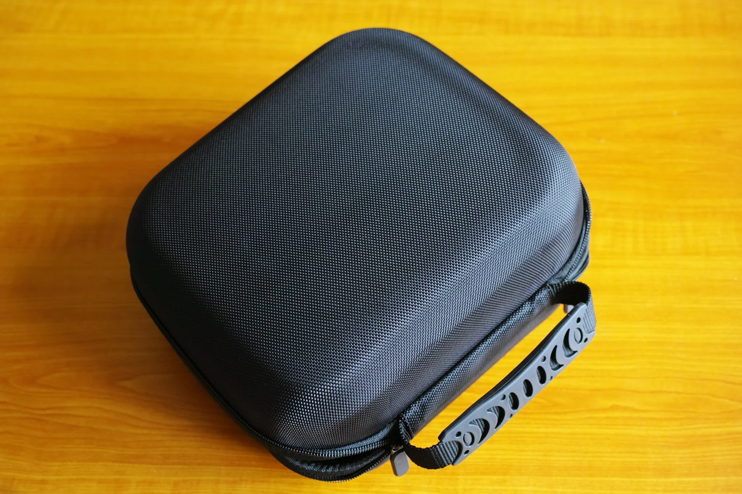 

Exquisite portable large earphone bag with zipper and handle Earphone storage supplies