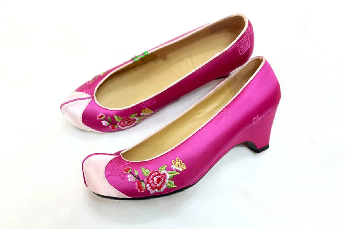 Южнокорейская импортная традиционная обувь на крючках/Розовая с вышивкой |