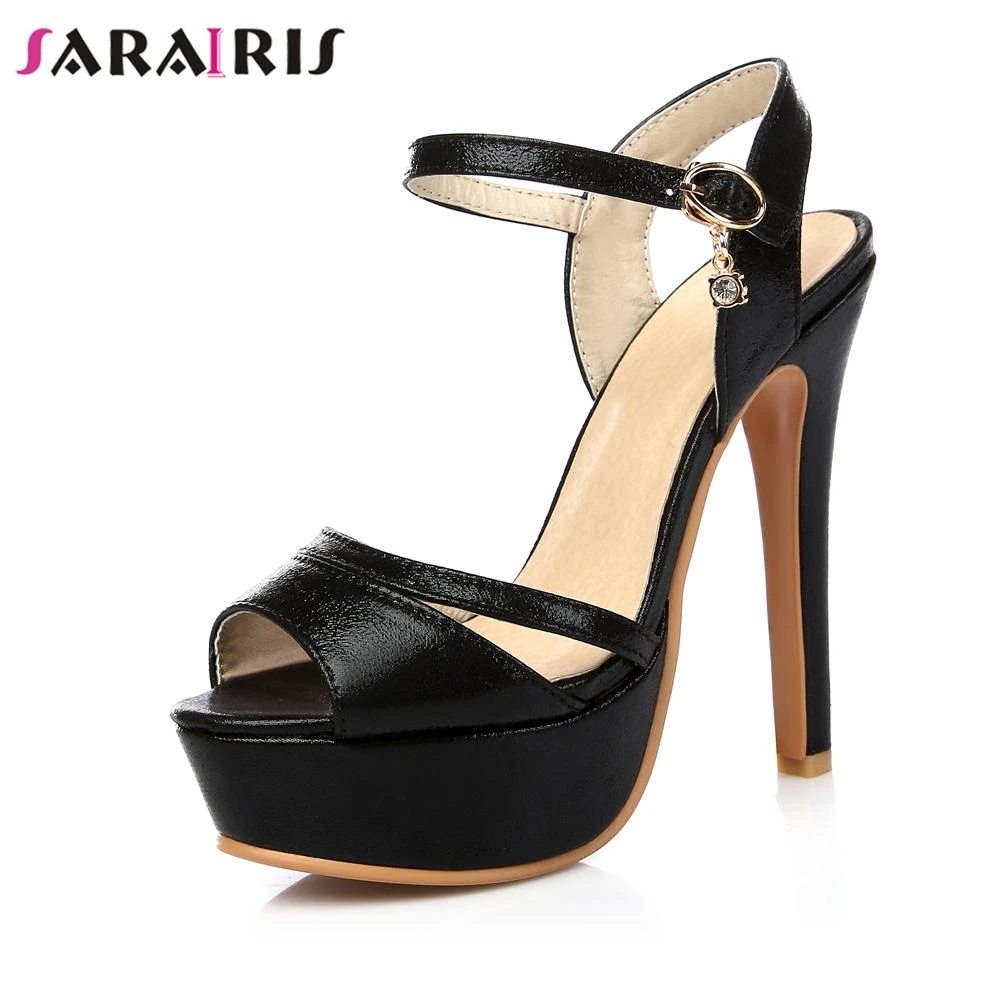 SARAIRIS/Новинка Модные женские босоножки на платформе с металлическим украшением