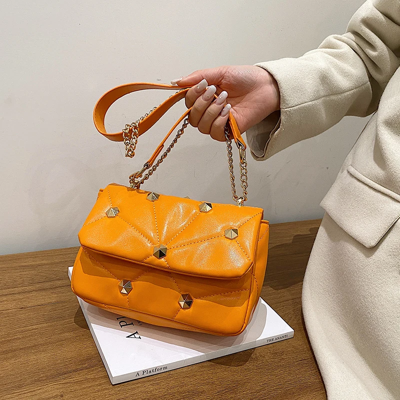 

Сумки через плечо с заклепками из искусственной кожи с клапаном для женщин, зима 2021, дизайнерская сумка на плечо с цепочкой, женские сумки и ...