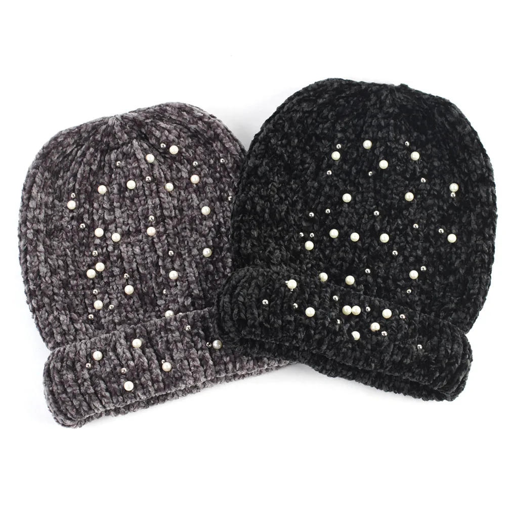 Шапка-бини женская зимняя с жемчугом ветрозащитная из велюра плотная мягкая в