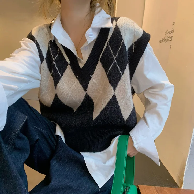 Женский трикотажный жилет с V-образным вырезом |