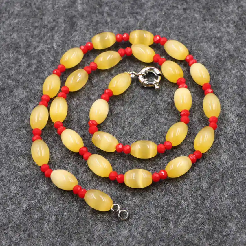 Короткое ожерелье ручной работы массивное женское колье украшенное бисером