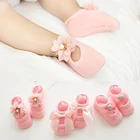 Носки для новорожденных девочек, 3 парыкомпл., кружевные, с цветочным бантом, резиновая подошва, мягкие хлопковые носки, нескользящие носки для малышей, детская обувь