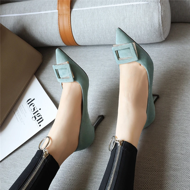 Женские туфли лодочки FEDONAS с острым носком металлическим украшением и стразами