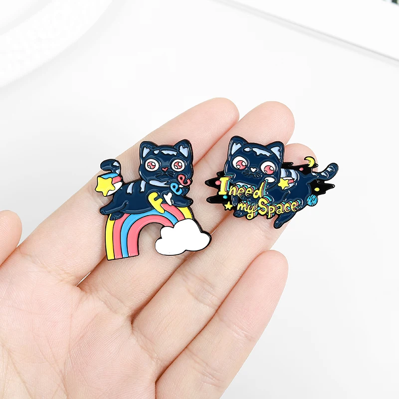 Брошь из металлического сплава в виде радужной кошки с надписью I NEED MY космос НЛО |
