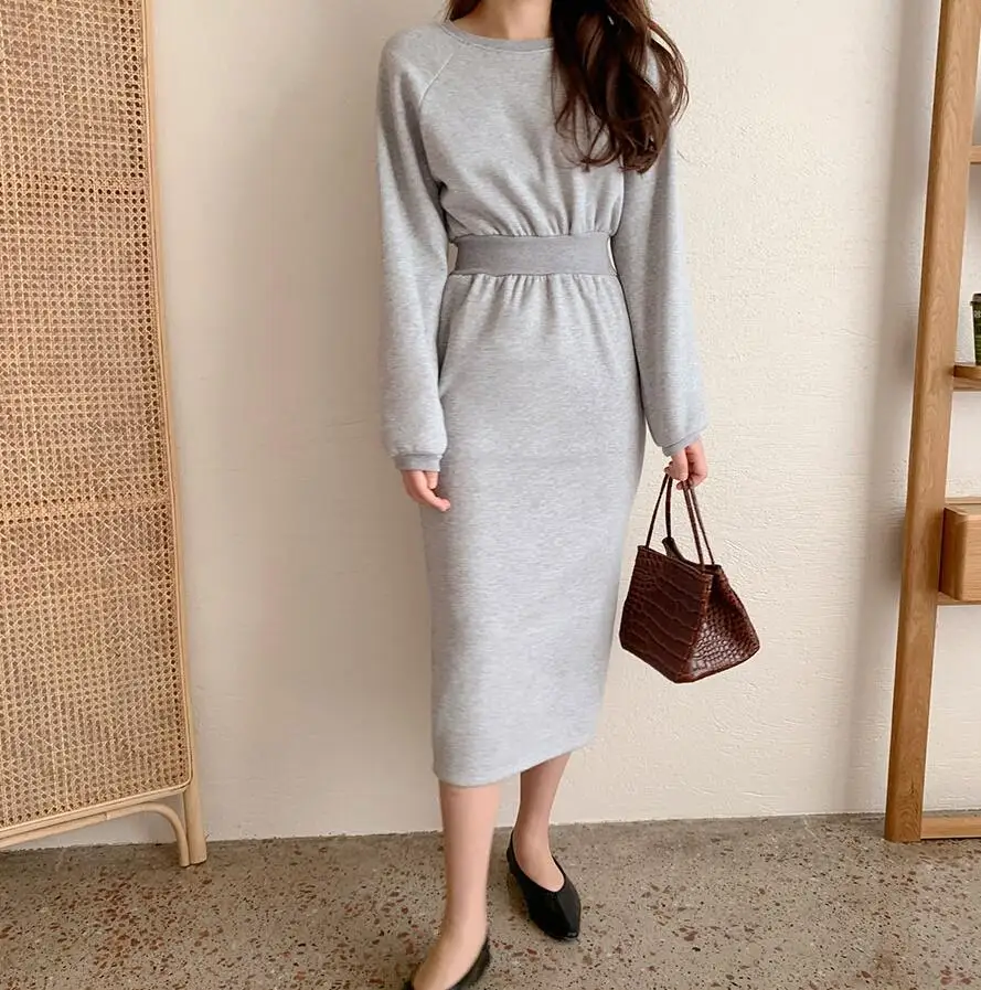 Женское хлопковое бархатное платье зимнее облегающее с капюшоном и длинным