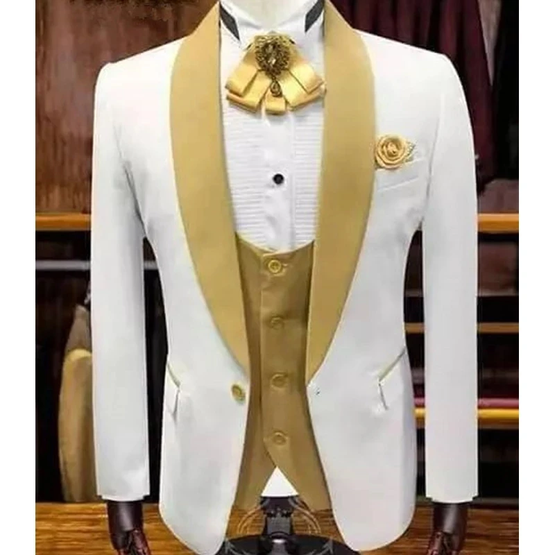 Yeni terzi pantolon ile Suit beyaz düğün smokin damat için altın şal yaka 3 parça Slim Fit uzun kollu erkek gömlek takım elbise seti blazer Terno