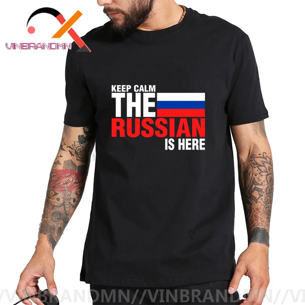 2020 Новый Для мужчин футболки и надписью Keep Calm русский здесь 100% хлопковые топы