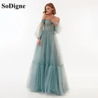 Женское длинное вечернее платье с открытыми плечами и буффами на рукавах